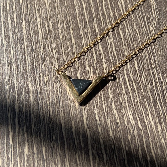 Gold necklace with V design and black marble - Picture 4 of 4